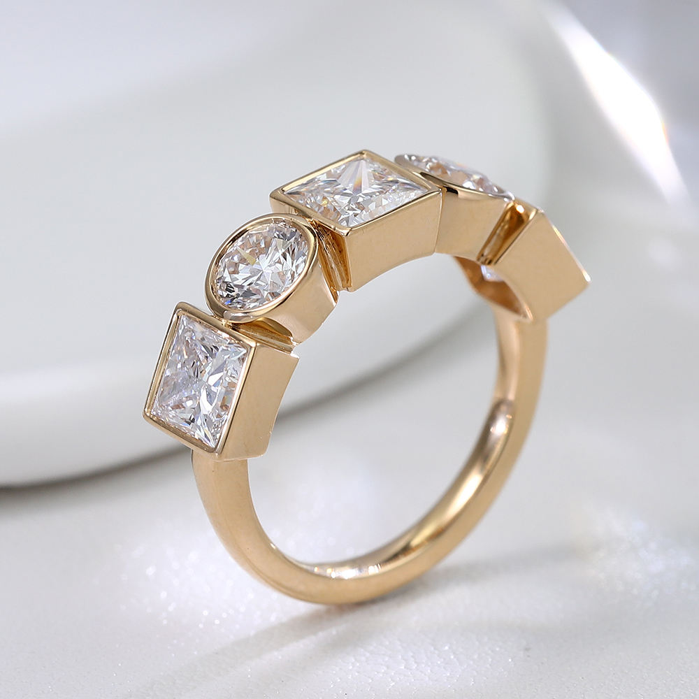 Bague en or jaune 10K avec diamant de laboratoire