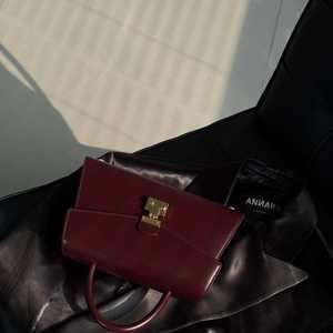 Sac bandoulière brillant haut de gamme, design architectural moderne avec structure de fermeture argentée, sac à main pour femme - Product Image 2