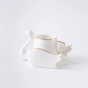 Ensemble tasse à café et soucoupe en céramique avec bordure dorée style nordique, motif cygne - Product Image 4