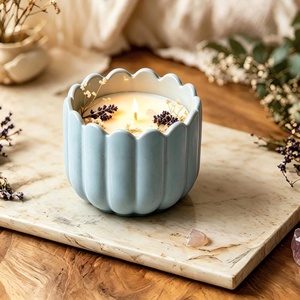 Bougie en pot en céramique personnalisée Relaxlines, bougies parfumées en cire de soja faites à la main, de différentes tailles et couleurs - Product Image 2