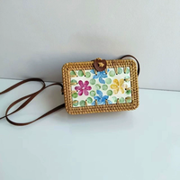 Женская сумка из ротанга
