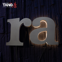 Enseigne personnalisée en acier inoxydable plaqué or avec rétroéclairage LED, étanche IP65, design de logo personnalisable pour la publicité directionnelle