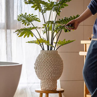 Décoration de jardin, grands pots de plantes, blanc mat, gaufrés, grande décoration de sol, pots de fleurs en béton