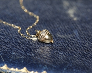 Abalorio de bellota chapado en oro, collar de bellota pequeña, cadena chapada en oro de 14K, collar de bellota, joyería minimalista, gran regalo - Product Image 2