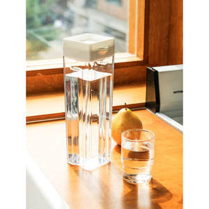 Bouteille d'eau de table carrée en verre de 1,1 L fabriquée au Japon - Product Image 1