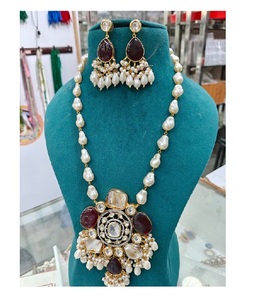 Conjunto de Joyería Tradicional de Diseño con Kundan y Perlas, Detalles en Piedras Verdes y Marrones, Collar y Aretes de Boda para Mujer - Product Image 1