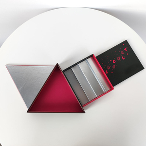 Boîte cadeau rigide en papier de forme triangulaire unique personnalisée avec couvercle imprimé sur mesure et diviseurs internes pour chocolats ou bonbons gastronomiques - Product Image 2