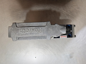 วาล์วไฮดรอลิก Rexroth วาล์วควบคุมทิศทางแบบสัดส่วน R901382332 4WRPEH6C4B24L-3X/M/24F1 - Product Image 5