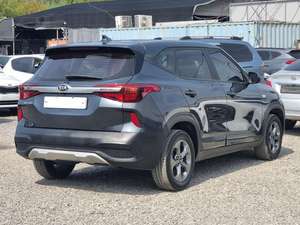 SUV compact diesel Kia Seltos gris 2022 sans accident avec capteurs de stationnement – Une voiture diesel abordable - Product Image 2