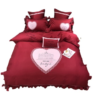 מיטת 100% כותנה אורגנית יוקרתית להגדיר רקמה חתונה אדומה עם צורת לב 400tc סט 4 חלקים מלונות - Product Image 1
