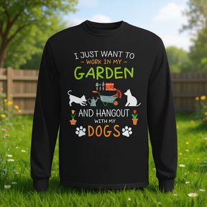 Solo quiero trabajar en mi jardín y pasar el tiempo con los perros, camiseta de manga larga - Product Image 3