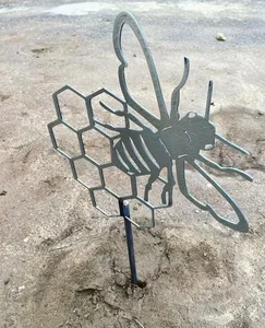 Piquet de jardin en métal en nid d'abeille, décoration de lit à fleurs en métal, signe d'insecte d'extérieur - Product Image 2