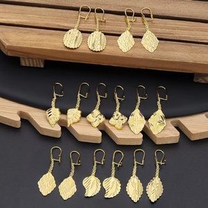 Boucles d'oreilles pendantes populaires en laiton plaqué or 24 carats, style indien, pour femmes, à prix abordable, style antique - Product Image 2