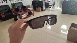 แว่นตานิรภัยราคาประหยัด ดีไซน์ทันสมัย สีดำเข้ม สำหรับงานอุตสาหกรรมและงานเชื่อม - Product Image 6