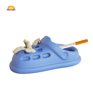 Cenicero para puros de resina azul personalizado al por mayor OEM moderno <span class=keywords><strong>Crocs</strong></span> interacción con los dedos interesante accesorios para fumar Cenicero de resina - Product Image 1
