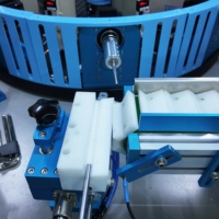 Máquina de Serigrafía Horizontal de Alta Velocidad con 12 Estaciones y Alimentación Automática para Botellas de Vidrio