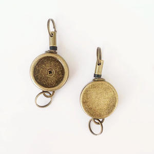 Porte-clés porte-badge rétractable en métal avec logo personnalisé pour les infirmières et autres professionnels Accessoire de qualité supérieure - Product Image 4