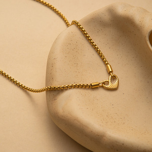Collana in Acciaio al Titanio Placcato Oro 18K con Design a Cuore Traforato e Lettera Incisa 'I Am Worthy', Stile Hip Hop, Antiossidante - Product Image 3