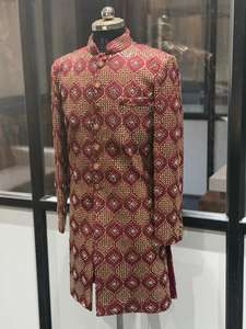 Sherwani Largo de Lujo y Excelente Calidad, Traje Indo Occidental de 2 Piezas para Novio, Disponible para la Venta - Product Image 3