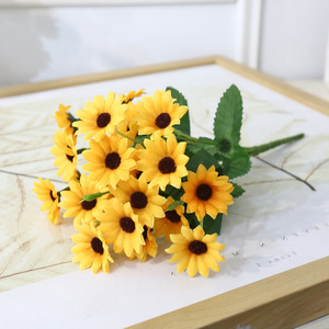 Mini tournesols artificiels en soie Lichao pour la décoration intérieure et les accessoires de photographie en extérieur - Product Image 4
