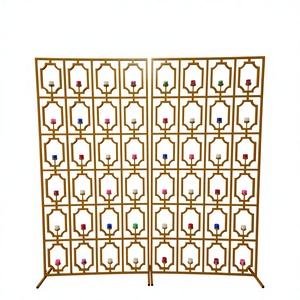 ฉากหลังงานแต่งงานทรงเรขาคณิตสีทองเรียบหรู พร้อมดีไซน์กระจกเงา ทำจากสแตนเลสสำหรับเวทีงานแต่งงาน - Product Image 1