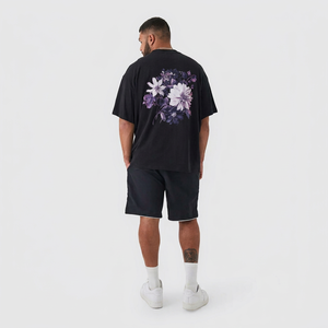 เสื้อยืดโอเวอร์ไซส์สีดำสำหรับผู้ชาย แขนสั้น คอกลม ทรงลำลอง ระบายอากาศได้ดี ดีไซน์โลโก้ด้านหลัง ผ้าฝ้าย 100% เป็นมิตรกับสิ่งแวดล้อม คุณภาพสูง - Product Image 1