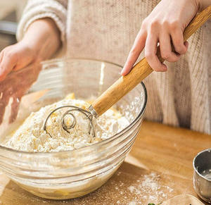 사용자 정의 덴마크 반죽 거품기 스테인레스 스틸 반죽 거품기 네덜란드 스타일 빵 반죽 손 믹서 긴 나무 손잡이 네덜란드 스타일 털 - Product Image 5