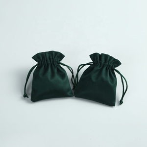 Sacchetto di Lusso 7x9cm in Pelle Scamosciata Verde Scuro, Leggero e Morbido, di Alta Qualità, per Esposizione Gioielli e Confezione Regalo con Cordoncino - Product Image 6