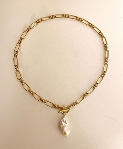 Collier à pendentif perle baroque d'eau douce d'été, en acier inoxydable plaqué or 18 carats, chaîne épaisse minimaliste, étanche et hypoallergénique - Product Image 1