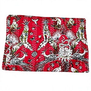 Couverture Kantha rouge bohème imprimée avec motif floral de tigres et d'oiseaux, faite à la main, décoration intérieure toute saison - Product Image 1