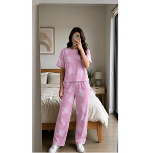 Conjunto de pijama de manga corta para mujer con diseño único, ropa de dormir cómoda y a la moda, top y pantalones a juego en oferta. - Product Image 1