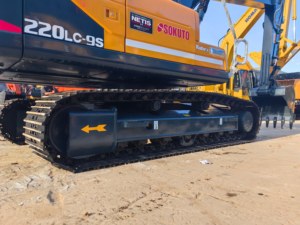 Excavadora de cadenas Hyundai 220LC de segunda mano en buen estado, unidad robusta para trabajos de subterráneas en autopistas y movimiento de tierras a gran escala - Product Image 4