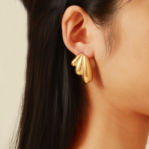 Yunnique Boucles d'oreilles en forme d'ailes plaquées or en acier inoxydable pour femmes - Product Image 1