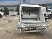 Camion à ordures compacteuses léger ISUZU 120 CV, camion de voirie pour déchets, capacité 6 m³, utilisé pour l'élimination des déchets urbains