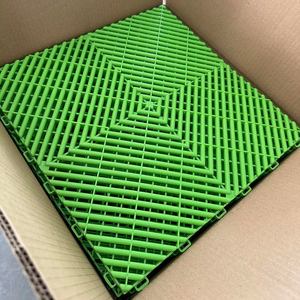 Piastrelle per Pavimenti in Vinile Antiscivolo Colorate con Logo Personalizzato PP/PVC Incastrabili per Garage Spessore 1,8 cm per Uso Interno Garanzia 5 Anni - Product Image 1