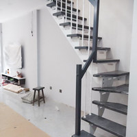 Escalier pliant intérieur pour loft complet et duplex, avec structure en acier et bois, et garde-corps, installation sur mesure