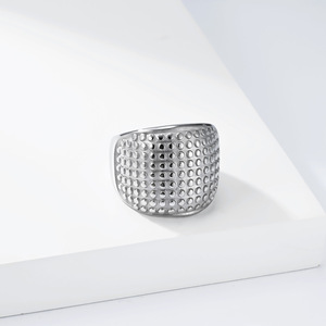 Anillo de titanio estilo retro francés para mujer, estilo nicho de alta gama, chapado en oro de 18K, anillo elegante que no se desvanece. - Product Image 4