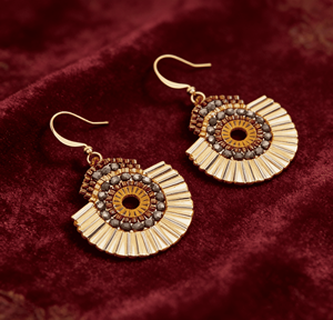 Boucles d'oreilles pendantes tissées à la main en acier plaqué or 18 carats avec perles de riz Miyuki, style ethnique bohème classique - Product Image 4