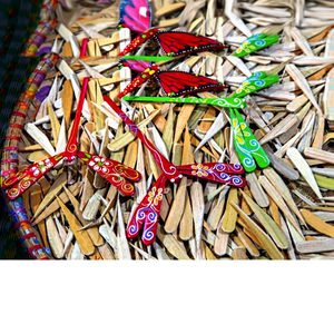 Juguete de equilibrio pintado a mano con diseño de libélula de bambú ecológico, de alta calidad, muy recomendado, decoración sostenible para jardín. - Product Image 1