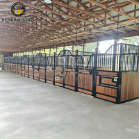 Stalle pour chevaux en bois en forme de V personnalisée, en bambou, avec cloisons galvanisées