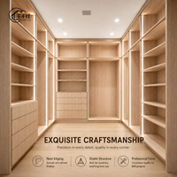 Armoire sur mesure de style italien avec éclairage à capteur, portes vitrées, tiroir à bijoux et coiffeuse