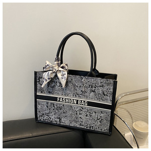 Bolso de Hombro Bordado de Moda Estilo 2026, con Sensación de Alta Gama, Gran Capacidad, Apto para Viajes Diarios y Uso Casual - Product Image 5