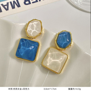 Pendientes colgantes geométricos clásicos con cristal de diamantes de imitación en forma de tablero de ajedrez blanco y negro, aleación de zinc chapada en oro para mujer, joyería de fiesta - Product Image 3