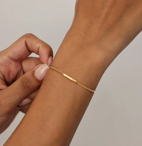 <span class=keywords><strong>Bracelet</strong></span> en plaqué or 18 ct avec nom d'animal de compagnie <span class=keywords><strong>Bracelet</strong></span> de petite barre avec symbole de patte <span class=keywords><strong>personnalisé</strong></span> empilable <span class=keywords><strong>pas</strong></span> <span class=keywords><strong>cher</strong></span> fait à la main bijoux en gros - Product Image 1