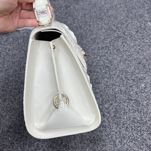 Sac à main élégant en cuir de crocodile avec rabat, fermeture à loquet pour plus de sécurité, design à poignée unique. - Product Image 2