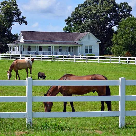 China Manufacturer 3 Rail Plastic Post and Rail Horse Fence Cheap PVC Farm Fence