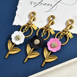 Porte-clés mousqueton en alliage d'acier inoxydable de luxe, motif petite <span class=keywords><strong>marguerite</strong></span> de dessin animé, étanche et léger, vente chaude - Product Image 3