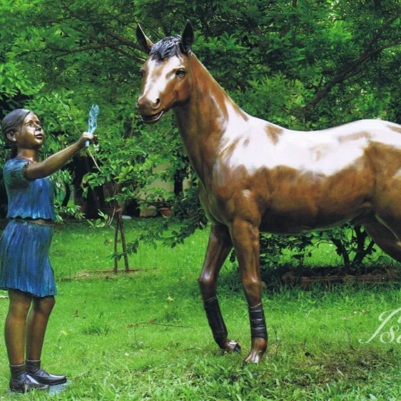 Grande cavallo all'aperto del bronzo del pascolo all'aperto della casa della decorazione del giardino con la statua della ragazza del sesso