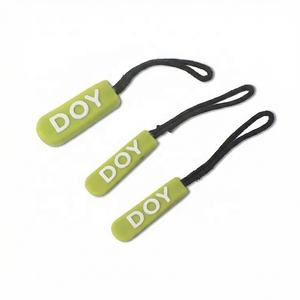 Accessoires vestimentaires en gros : tirettes de fermeture éclair en caoutchouc PVC souple avec logo 3D gaufré personnalisé pour vêtements - Product Image 1