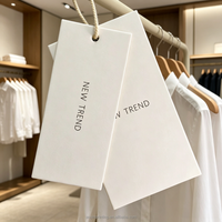 Étiquette suspendue en papier blanc de luxe personnalisée avec votre propre logo, idéale pour les vêtements, les jeans et les cadeaux